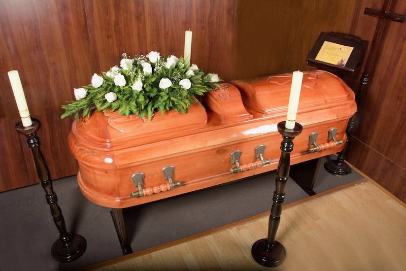 Urna Lincoln preparada con flores y velas